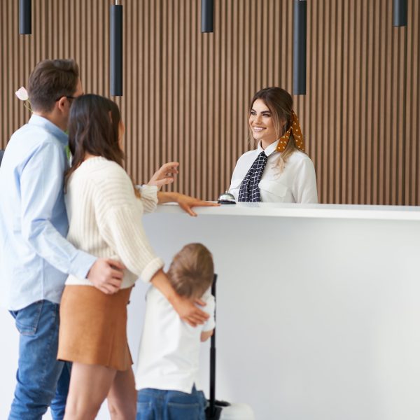 happy-family-checking-hotel-min